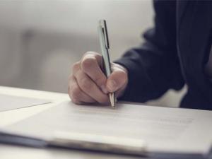 How Should a Trustee Sign?